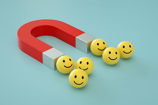تاکتیک‌های میکرواینفلوئنسر مارکتینگ در FMCG برای جذب و حفظ مشتریان